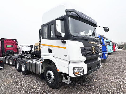 Bên trái lái xe kéo Shacman X3000, ghế hai hàng đầu xe tải nặng